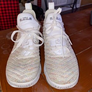 Nike LeBron 16 GS 
Basketball Shoes/Sneakers